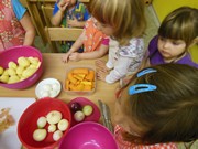 Kuchaři připravují bramborový salát